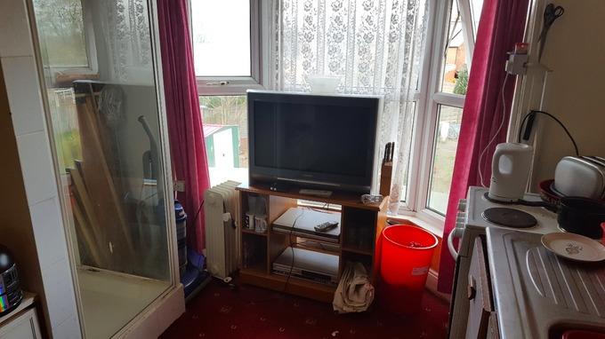 Mieszkanie za 300 funtów miesięcznie, które ma prysznic tuż obok telewizora