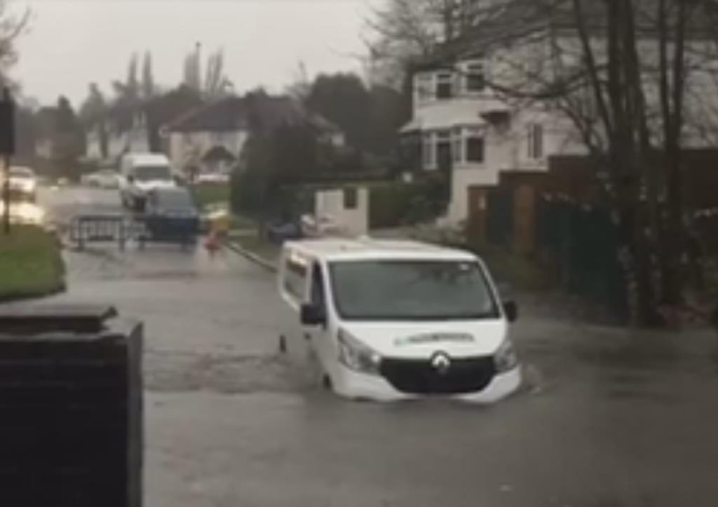 Podtopienia, zawalony sufit i samochody pozostawione na ulicach – skutki ulewnych deszczów