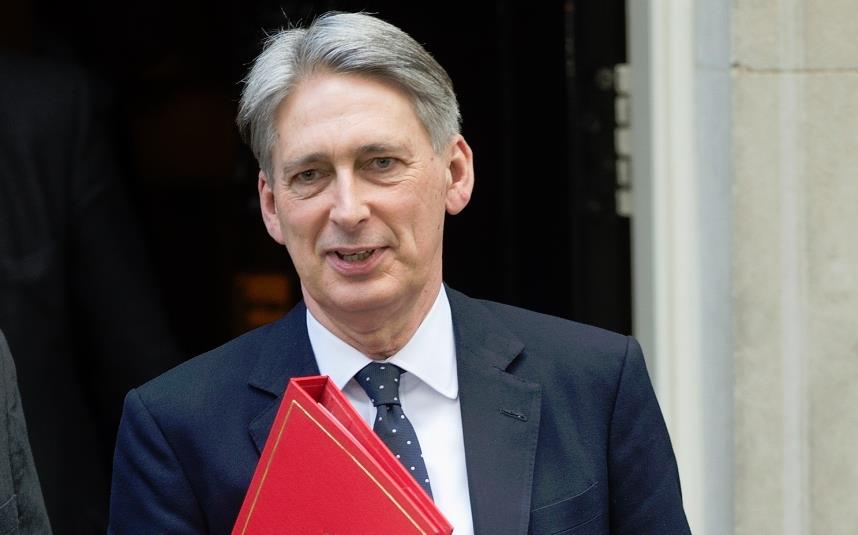 Autumn Statement: podwyżka Living Wage, zamrożenie podatku paliwowego i nowe domy