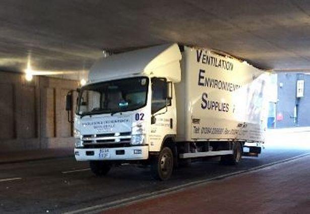 Ciężarówka utknęła pod mostem w centrum miasta