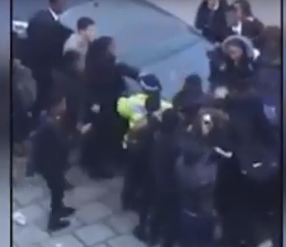 Zobacz nagranie: 30 uczniów atakuje policjantów