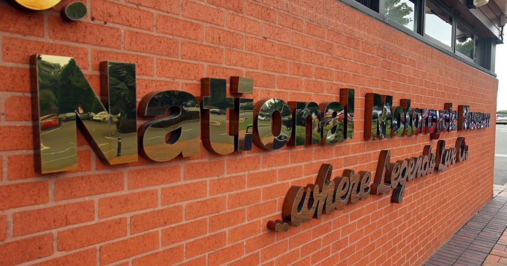 Utrudnienia w ruchu przy National Motorcycle Museum – robotnicy znaleźli bombę