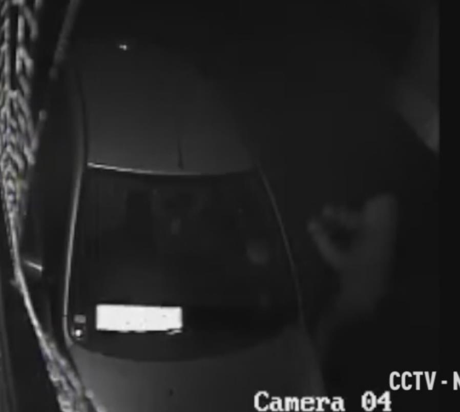 Mężczyzna niszczył toporem samochody Polaków i Azjatów