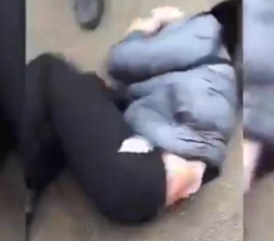 Szokujące zachowanie uczniów w Solihull – bili plecakami swojego kolegę