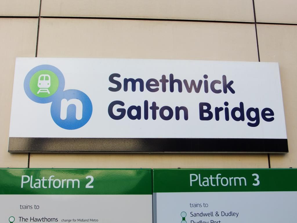 Mężczyzna i kobieta zaatakowani przez nożownika na dworcu w Smethwick