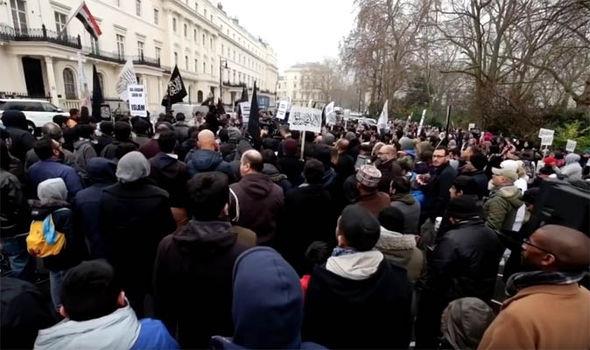 Muzułmanie demonstrują przed syryjską ambasadą w Londynie