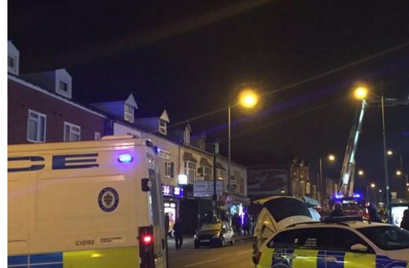 Mężczyzna, który wspiął się na dach domu na kilka godzin zablokował ruch na Dudley Road