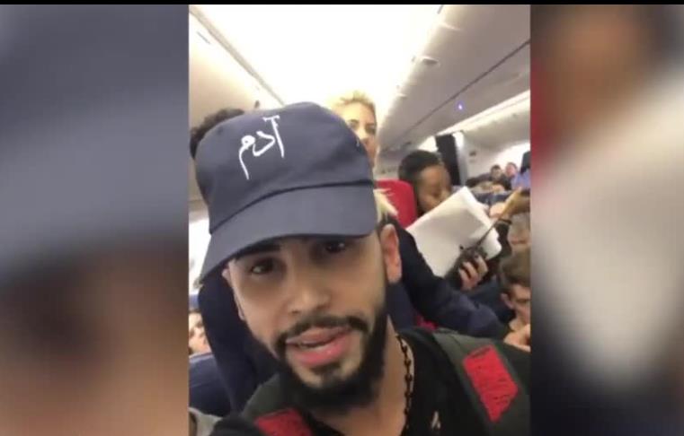 Wyrzucono go z samolotu, bo mówił w obcym języku