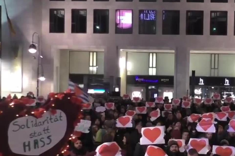 Zwolennicy i przeciwnicy polityki imigracyjnej Merkel demonstrowali w pobliżu miejsca zamachu w Berlinie