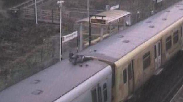 Mężczyzna jechał na dachu pędzącego pociągu Merseyrail