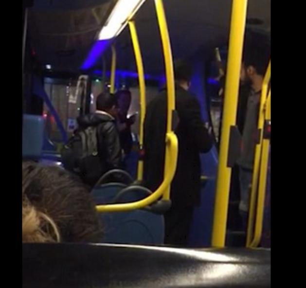 Kierowca autobusu w Londynie nazwany rasistą, bo wyrzucił pasażera głośno słuchającego Koranu