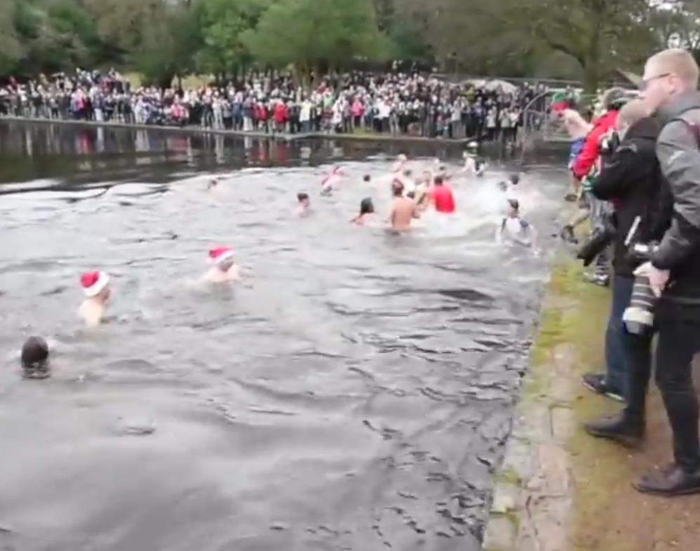 Coroczna kąpieli morsów w Sutton Park