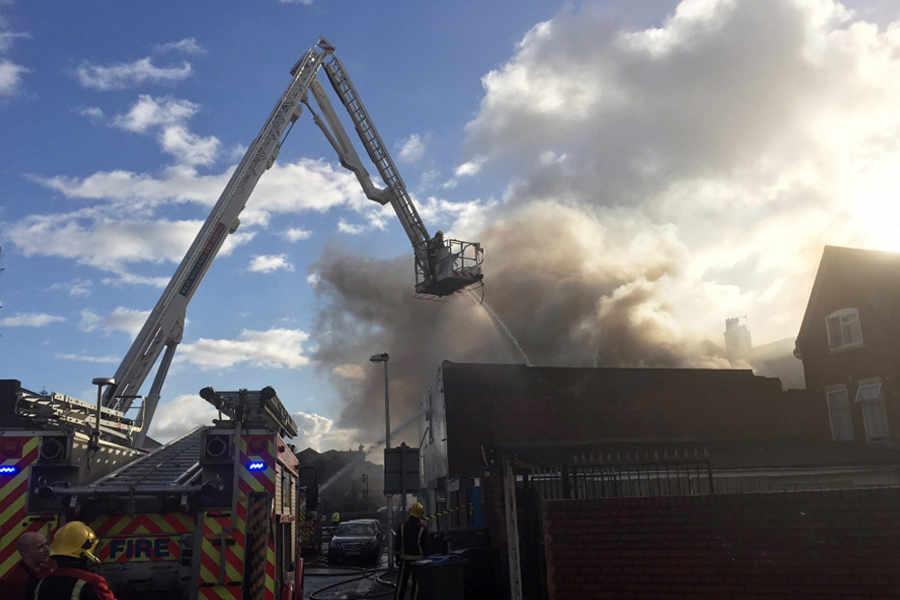 Ogromy pożar w restauracji w centrum West Bromwich