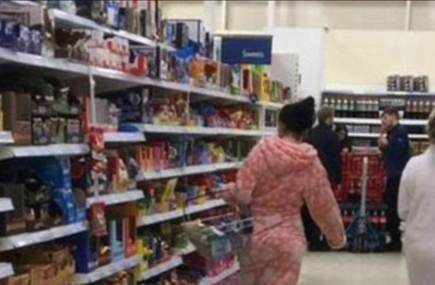 Na zakupy w piżamach – oburzony klient interweniuje w Tesco