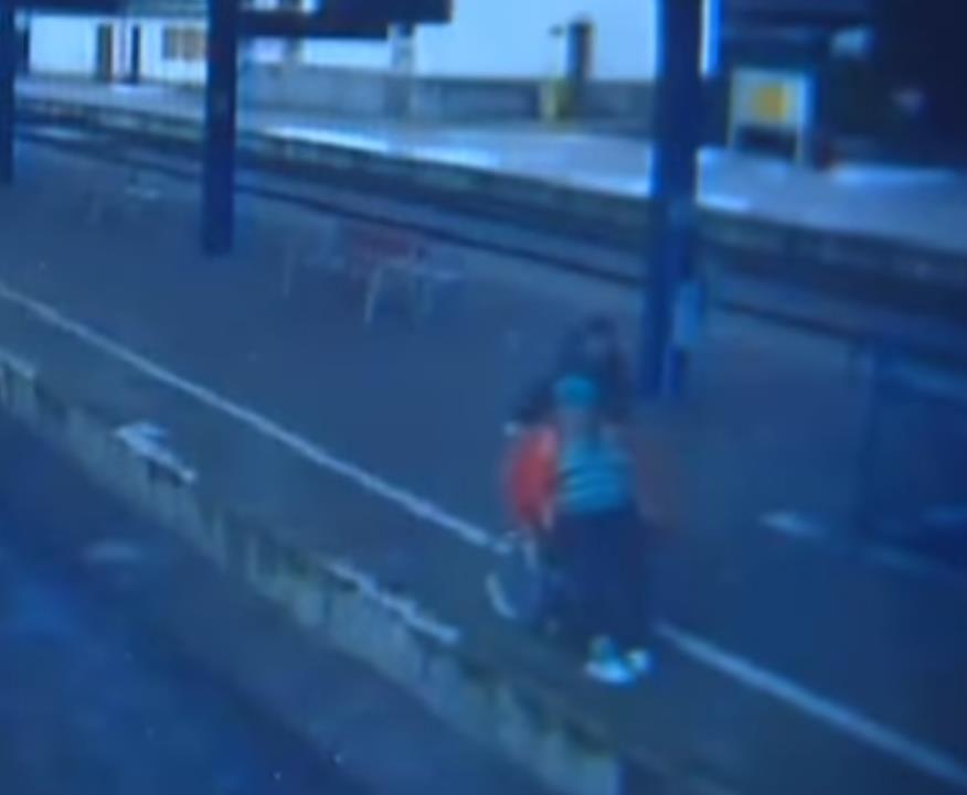 Zepchnął niepełnosprawną na wózku na tory