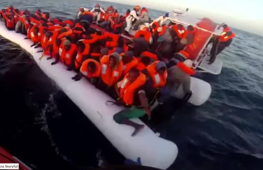 Spanikowani uchodźcy próbują przedostać się na łodzie włoskiej straży przybrzeżnej