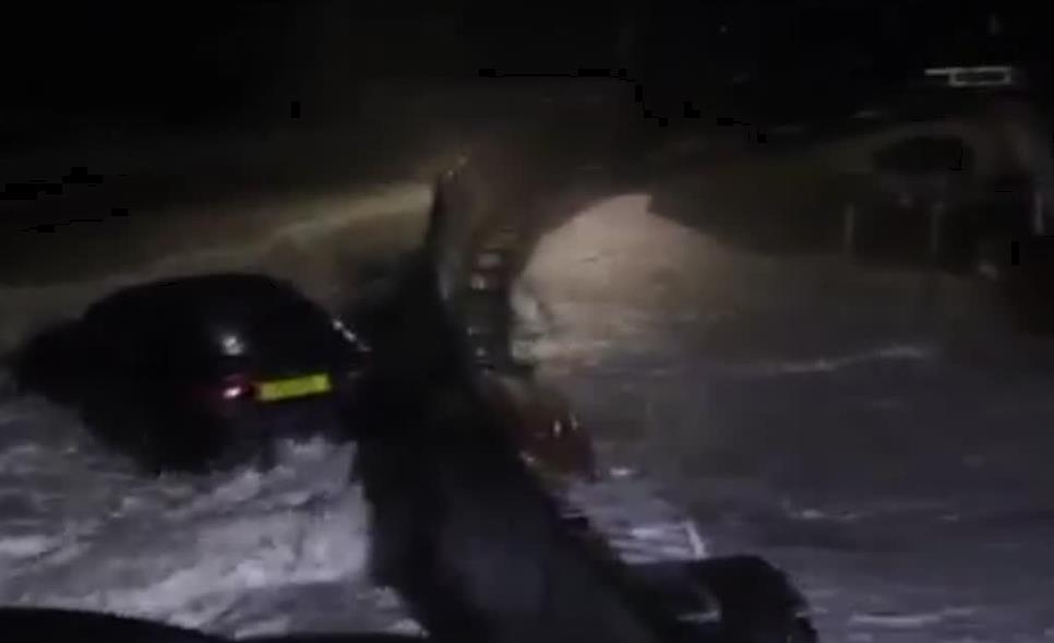 Wysokie fale roztrzaskały samochód o mur w Broadstairs w hrabstwie Kent