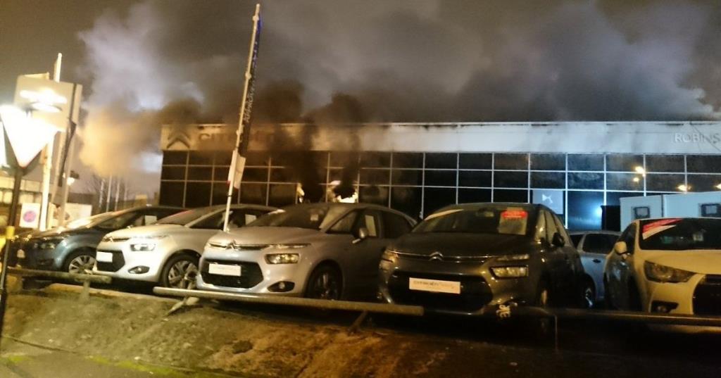 Pożar w salonie samochodowym w Small Heath