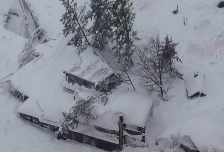 Po zejściu lawiny hotel przesunął się o 10 metrów. Trwa akcja ratunkowa