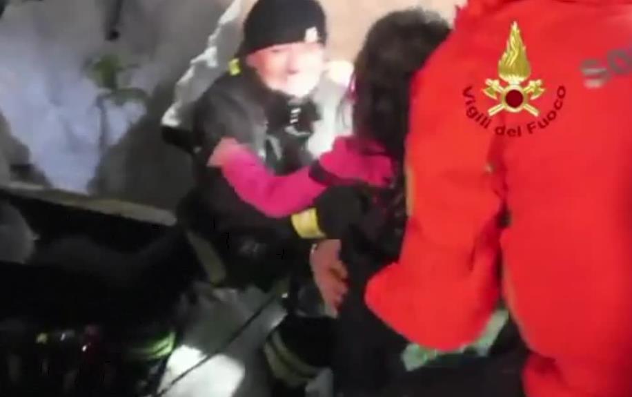 Z ruin zasypanego przez lawinę hotelu wydobyto kolejne 3 żywe osoby