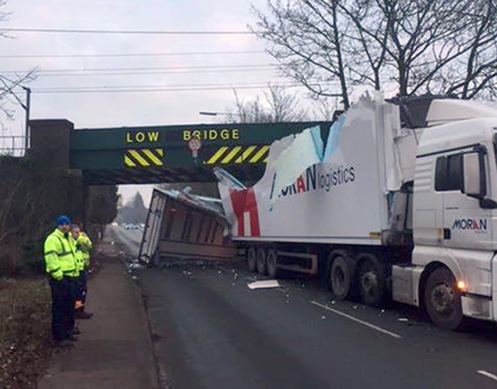 Ciężarówka nie zmieściła się pod mostem, przełamała się na pół
