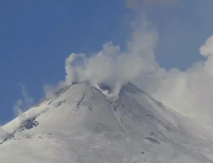 Etna znów aktywna. Z wulkanu wydobywają się kłęby dymu