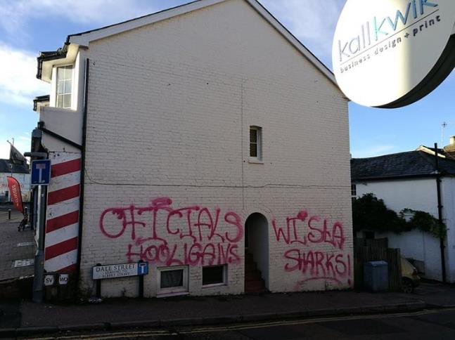 Kara więzienia dla Polaków za robienie graffiti polskich klubów piłkarskich