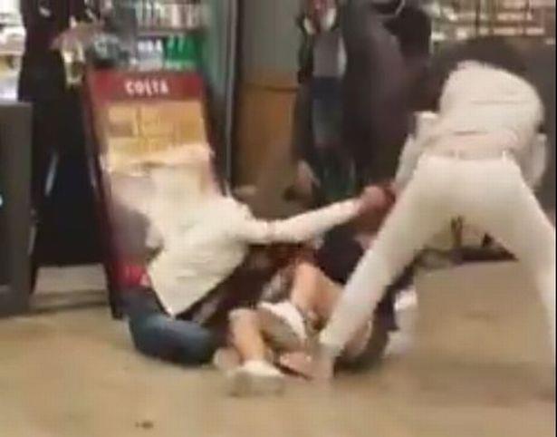 Bójka nastolatek w centrum handlowym Bullring