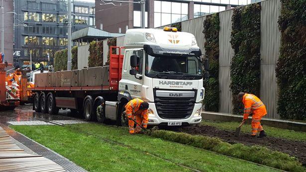 Ciężarówka wjechała na tory tramwajowe – kierowca szukał dojazdu na M6