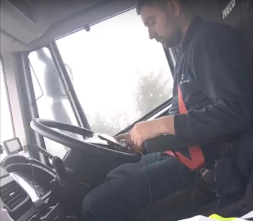 Kierowca ciężarówki jadł kanapki i rozmawiał przez telefon podczas jazdy