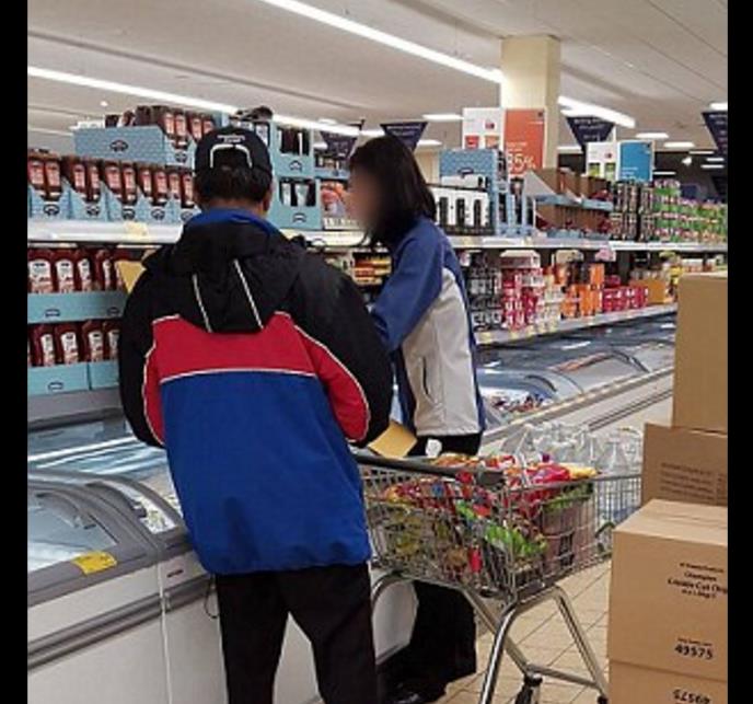 Domino’s zaopatruje się w marketach? Klientka zrobiła zdjęcie robiącemu zakupy pracownikowi