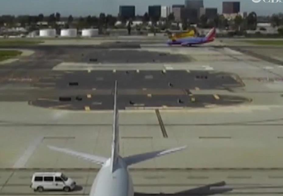 Lądujący Harrison Ford przeleciał nad kołującym samolotem