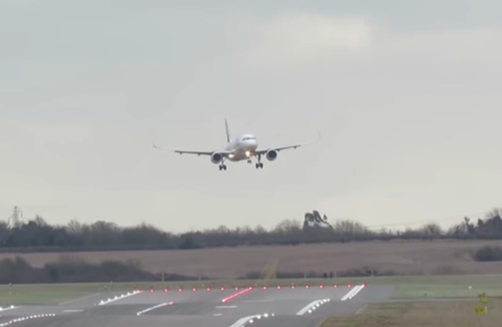 Lądowanie samolotów na lotnisku w Birmingham podczas sztormu Doris