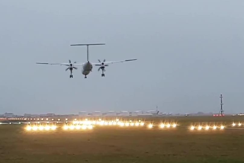 Podwozie samolotu pasażerskiego zapadło się podczas lądowania w Amsterdamie