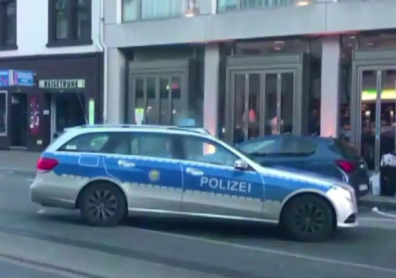 Wjechał w przechodniów samochodem, a potem atakował innych nożem