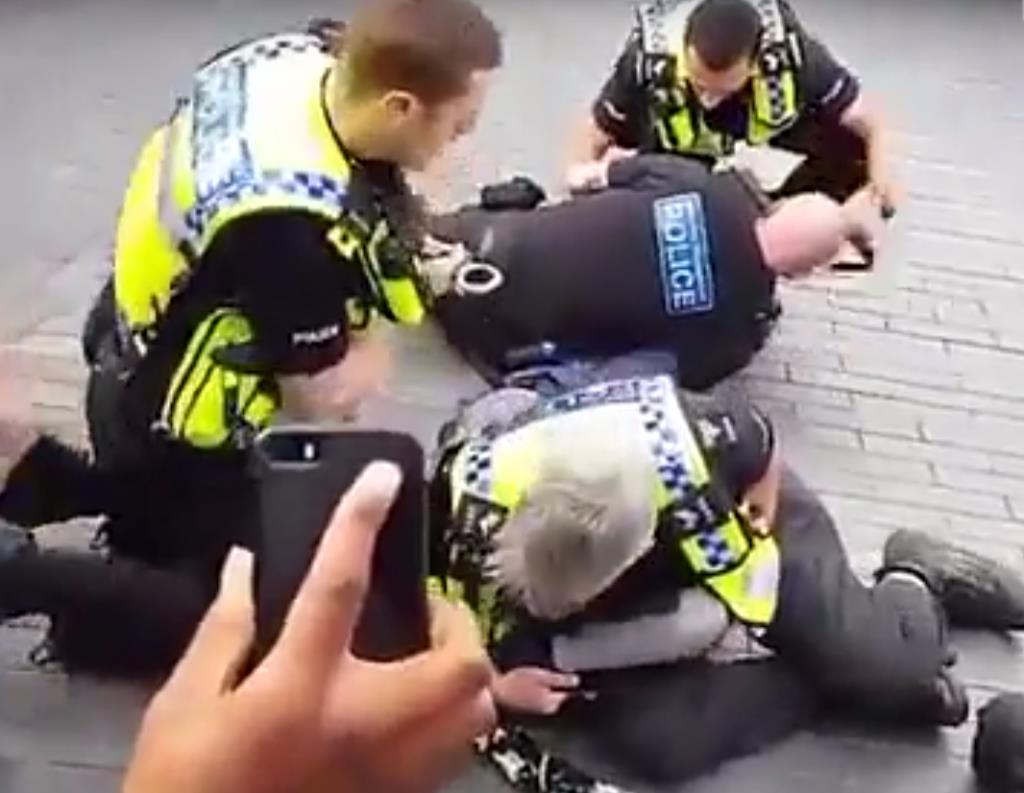 Mężczyzna uzbrojony w siekierę zatrzymany przy centrum handlowym Bullring