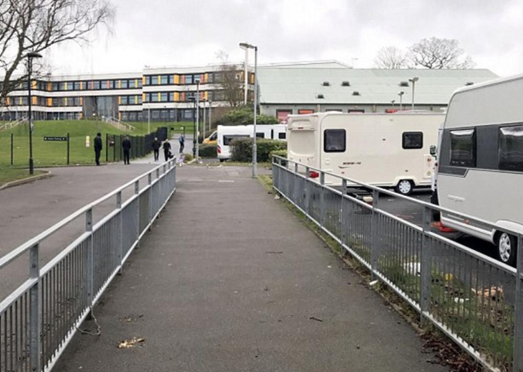 20 przyczep kempingowych zalegało na parkingu szkolnym zakłócając jej pracę