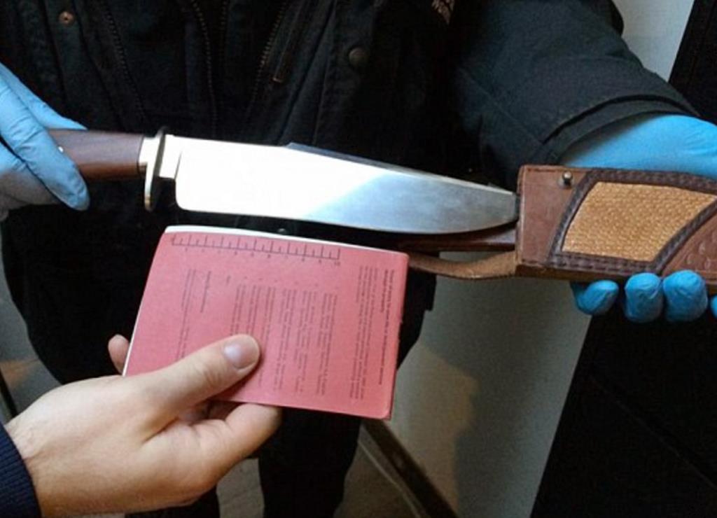 Polski pseudokibic zatrzymany w Londynie – w mieszkaniu było pełno broni i swastyk