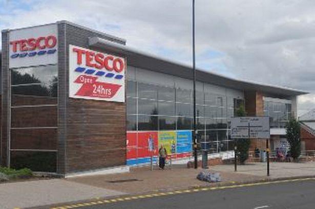 Ewakuacja w Tesco, w toalecie znaleziono martwego mężczyznę