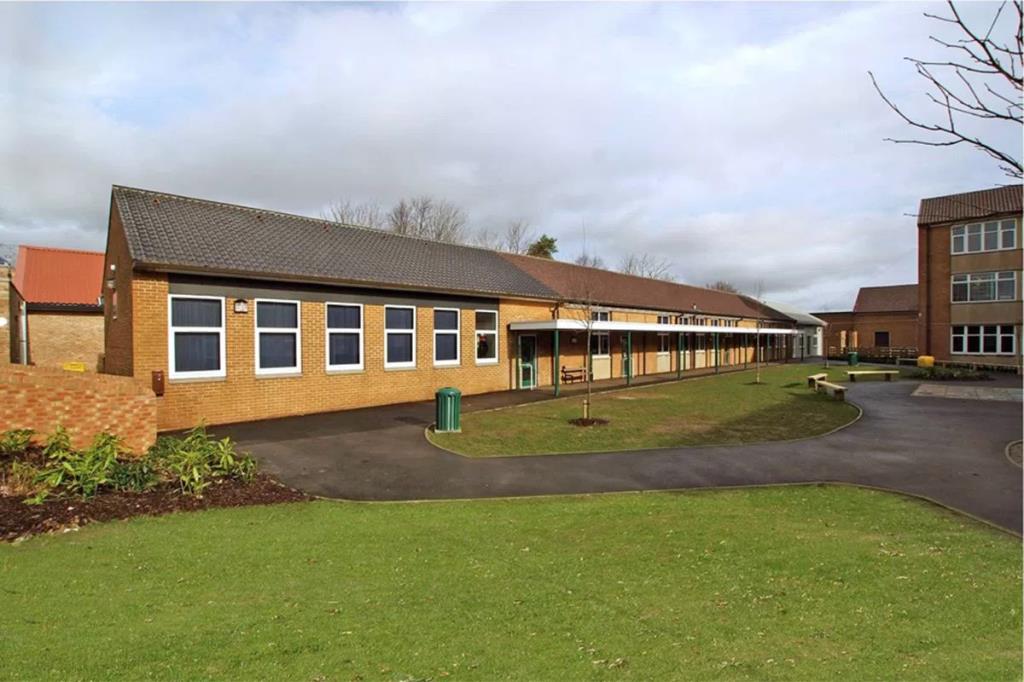 Szkoła zezwala uczniom na korzystanie z toalet tylko dwa razy dziennie – rodzice wezwali policję