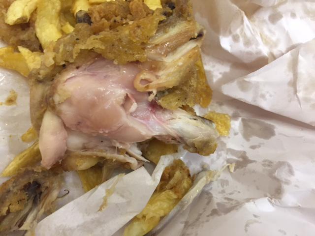 Klientka baru szybkiej obsługi otrzymała surowego kurczaka