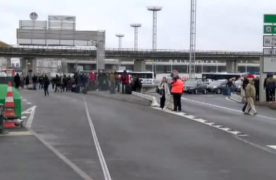 Strzały na lotnisku Paryż-Orly. Zastrzelono mężczyznę, który ukradł bron żołnierzowi