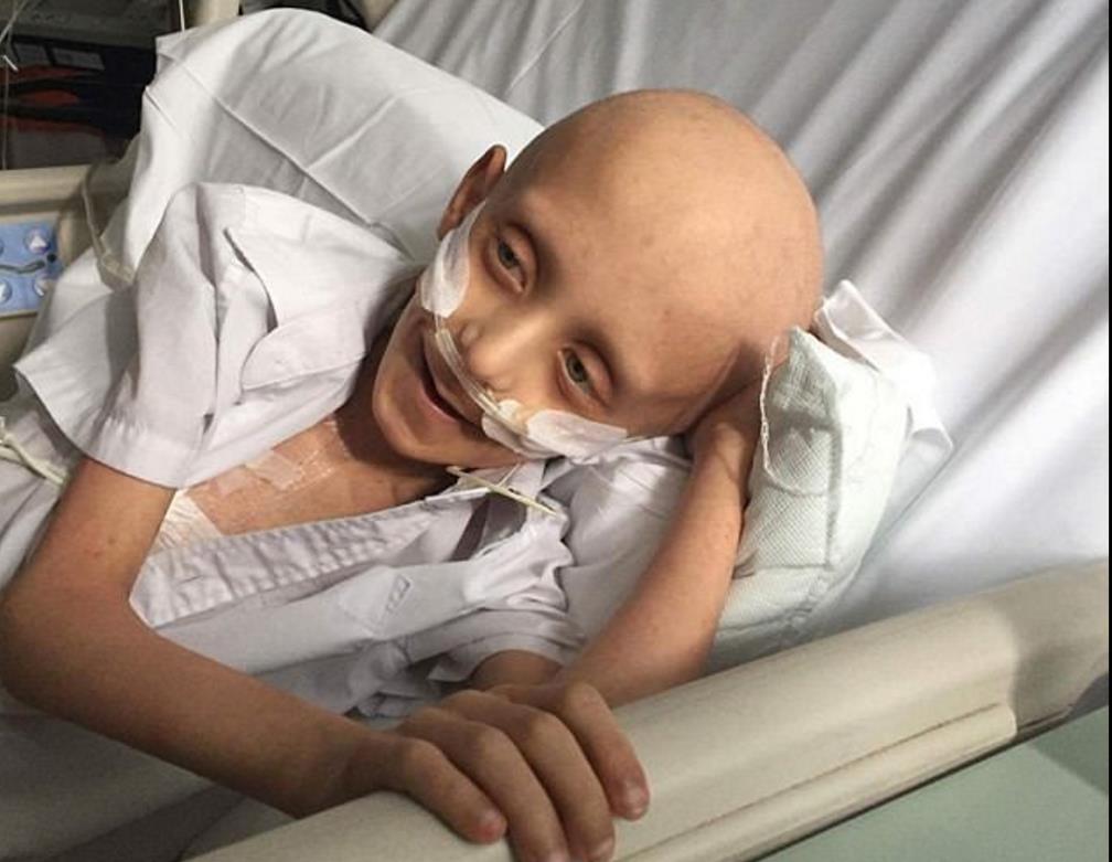 „Pochowajcie mnie wraz z moją mamą” – umierający na białaczkę 7-letni Polak prosi o pomoc