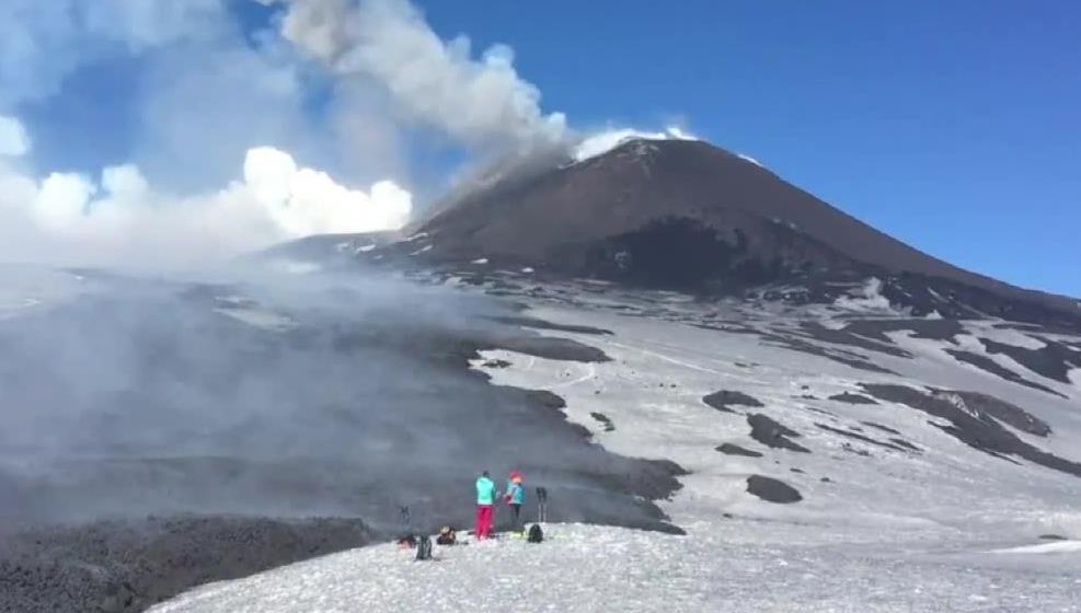 Etna aktywna i bardzo groźna. Na ludzi spadały kamienie i lawa