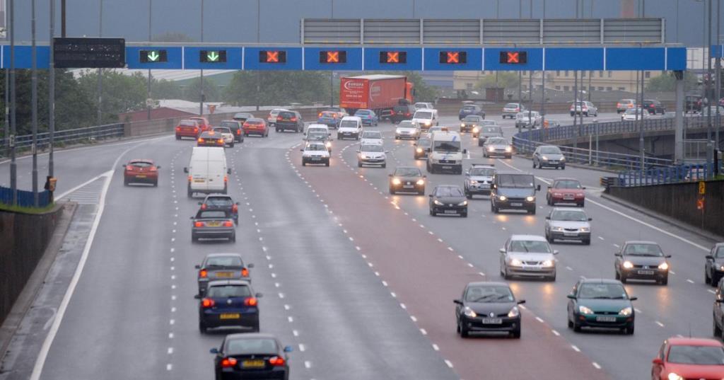 Tragedia na Aston Expressway - młody mężczyzna spadł z mostu