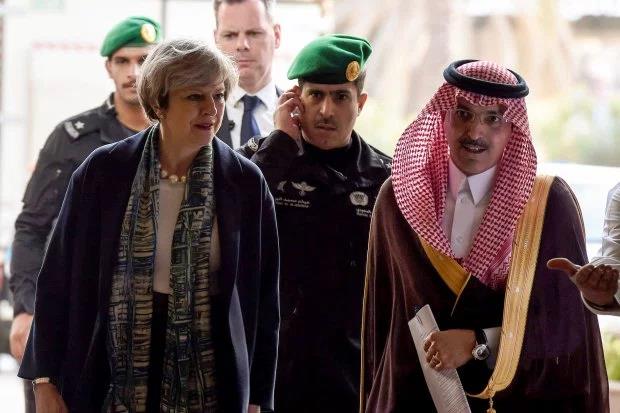 Theresa May nie założyła tradycyjnego okrycia głowy podczas wizyty w Arabii Saudyjskiej