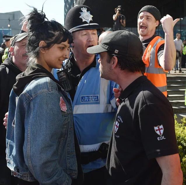 Protest EDL – młoda kobieta przeciwstawiła się członkom EDL podczas marszu w Birmingham