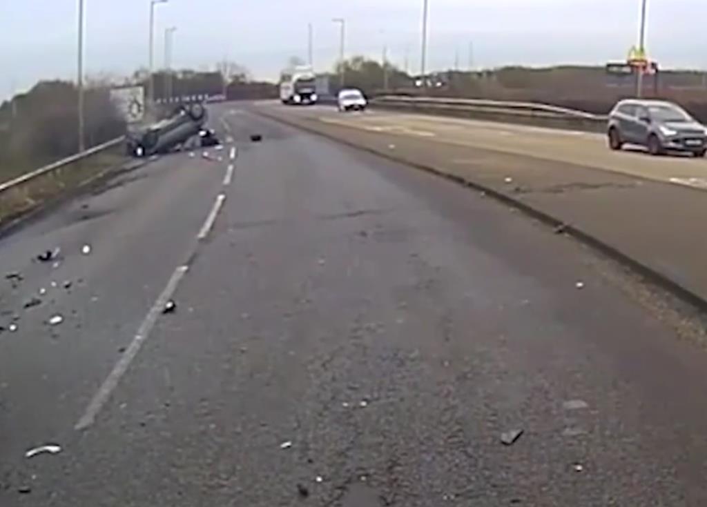 Pijana kobieta z dzieckiem w samochodzie wpadła na barierki, wzbiła się w powietrze i dachowała