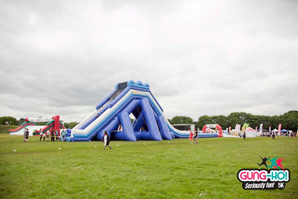 Gigantyczny dmuchany tor z przeszkodami „Gung-Ho!” zawita do Birmingham