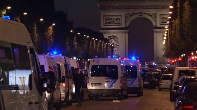 Strzały na Polach Elizejskich. Nie żyje 2  policjantów